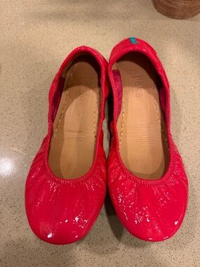 Tieks patent leather shoes size 8 Razzleberry